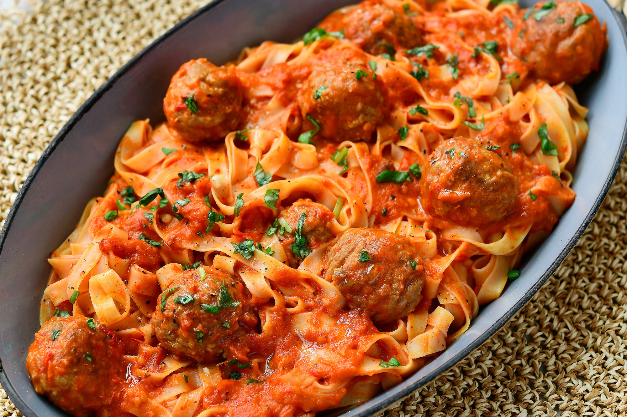 Tagliatelle met gehaktballetjes in een tomaat-paprikasausje